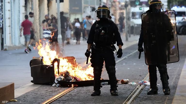 متظاهرون يفرون من الشرطة في باريس- أرشيفية