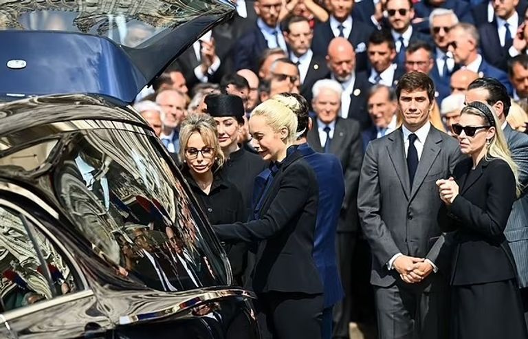 برلسكوني مع صديقته مارتا فاشينا