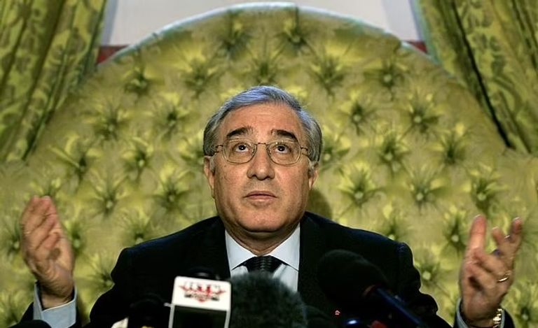 مارسيلو ديلوتري، المستشار السياسي والتجاري الوثيق لبرلسكوني برلسكوني مع صديقته مارتا فاشينا