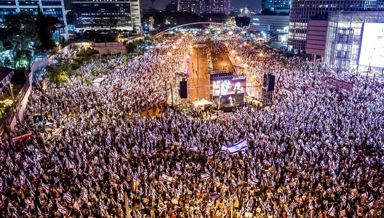 جانب من احتجاج آلاف الإسرائيليين في الشوارع ضد الإصلاح القضائي - رويترز