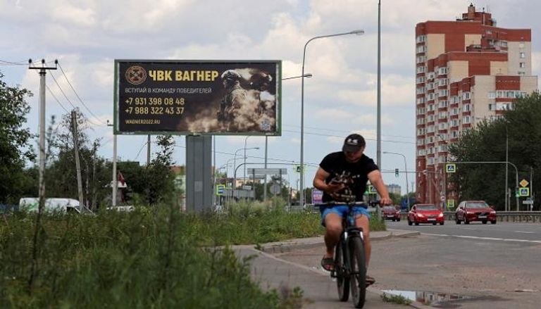 لوحة إعلانية تروّج للخدمة في مجموعة فاغنر معروضة على جانب الطريق في سانت بطرسبرغ
