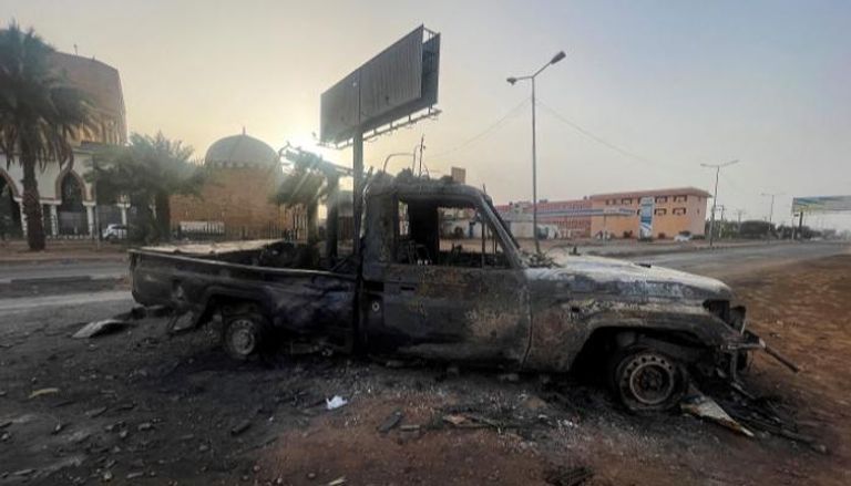سيارة محترقة جراء الاشتباكات في السودان