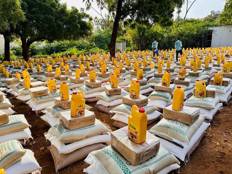 مستفيدون من المساعدات الإماراتية