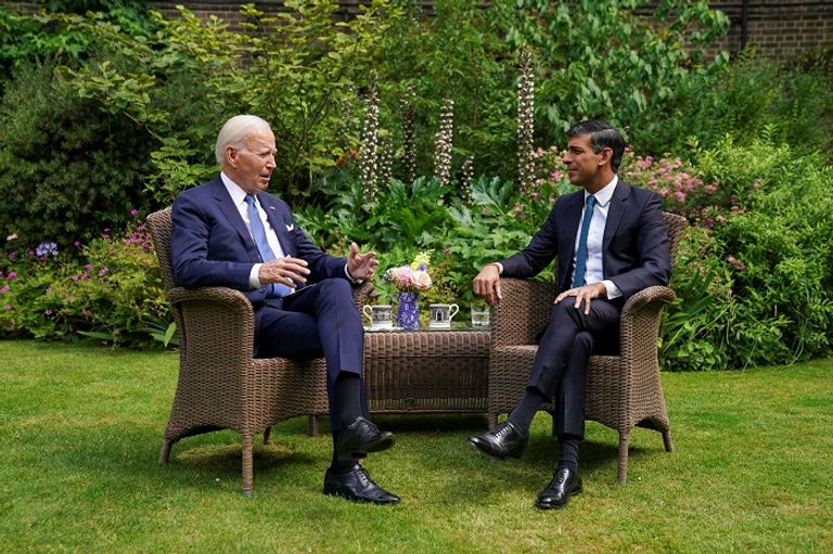 بايدن خلال لقائه مع سوناك بايدن وتشارلز في قلعة وندسور