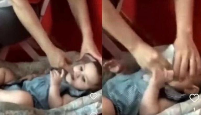 طفلة أثناء ضربها لإرغامها على الأكل