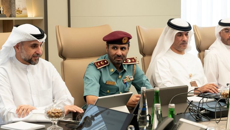 جانب من اجتماع لجنة مبادرة تسجيل الأسلحة غير المرخصة