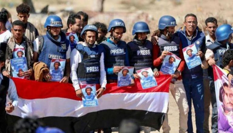 صحفيون يمنيون عقب تشييع أحد زملائهم قتل بهجوم حوثي- أرشيفية