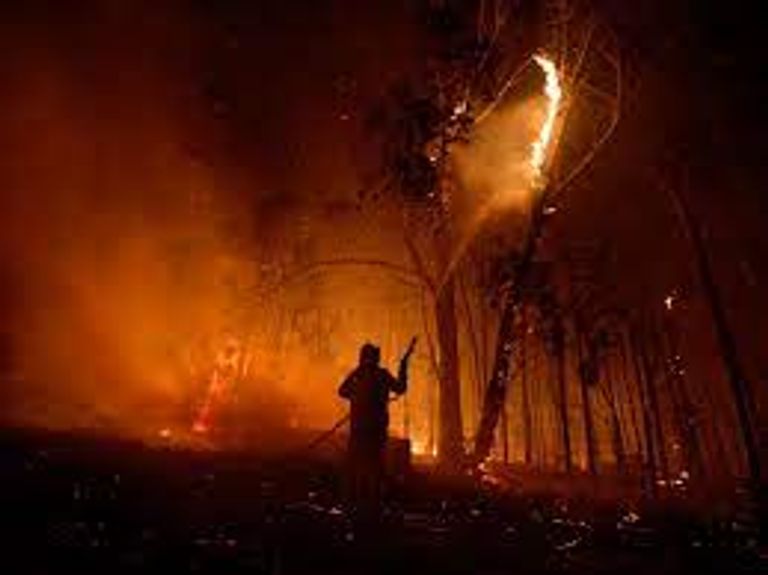 امرأة تمشي في بكين وهي تضع كمادات باردة على جبهتها ورقبتها 