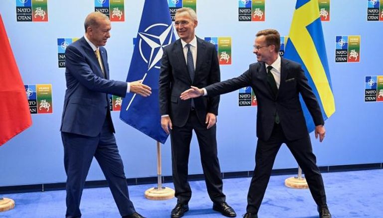 أردوغان يصافح رئيس الوزراء السويدي بجوار الأمين العام لـ