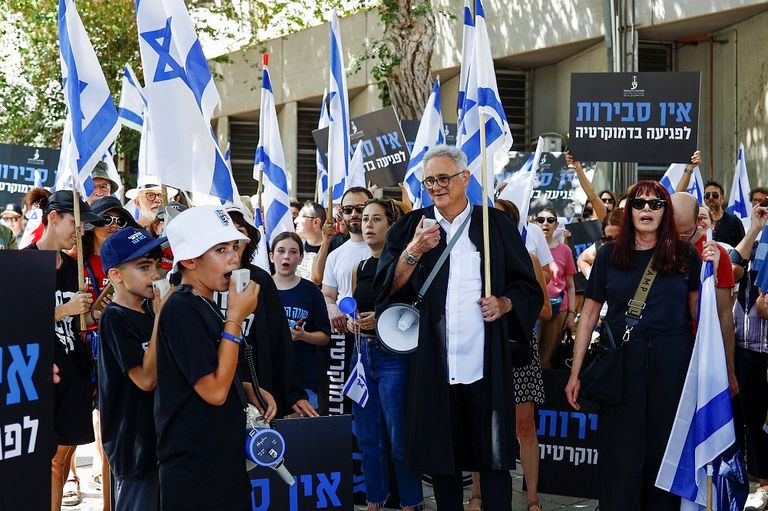 الشرطة تطارد المحتجين الإسرائيليين - رويترز