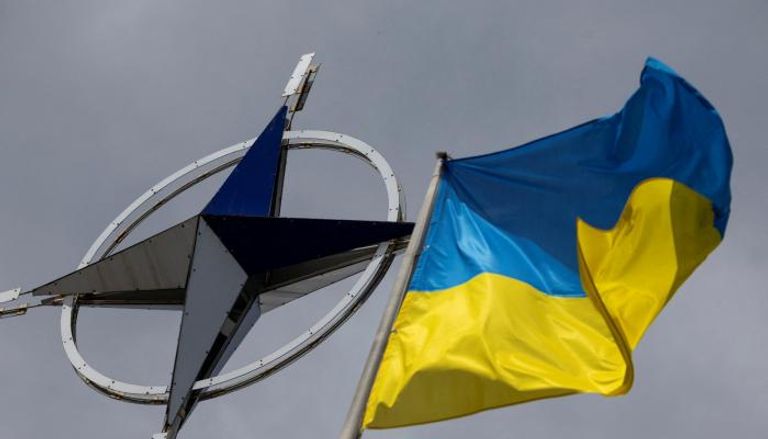 علم أوكرانيا وشعار الناتو