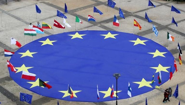 علم كبير للاتحاد الأوروبي يقع خارج مقر المفوضية الأوروبية- رويترز