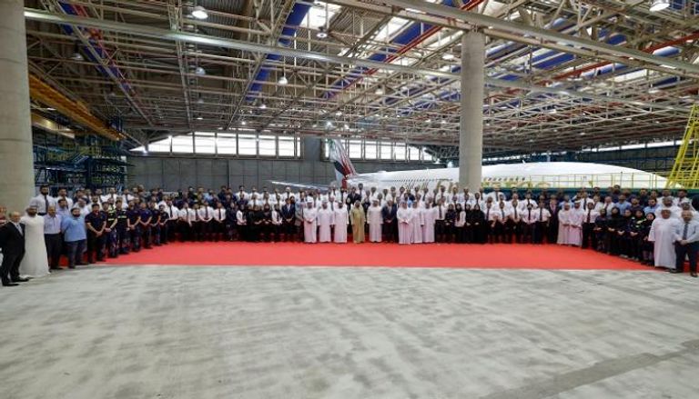الشيخ محمد بن راشد آل مكتوم أثناء زيارته لمركز طيران الإمارات الهندسي- وام