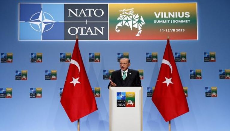 الرئيس التركي رجب طيب أردوغان متحدثا في مؤتمر صحفي على هامش قمة الناتو