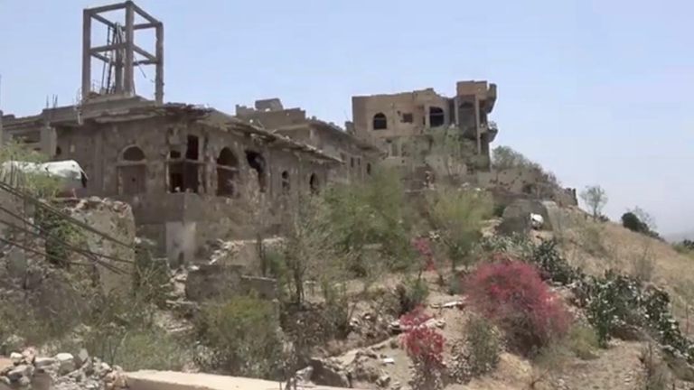 دمار في تعز المحاصرة