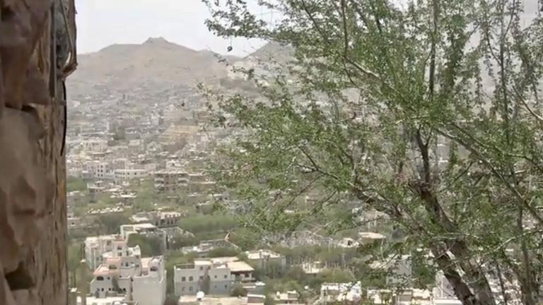 دمار في تعز المحاصرة