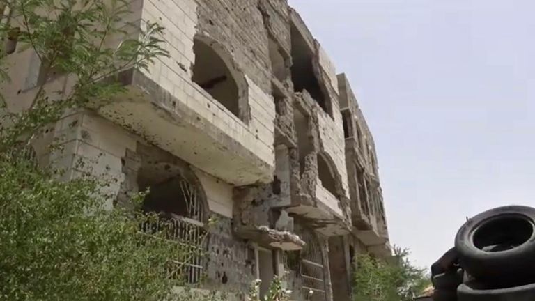 دمار في تعز المحاصرة