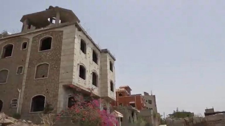 دمار في تعز المحاصرة