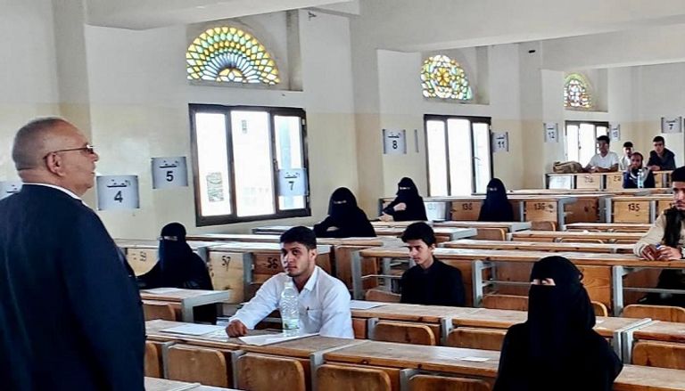 طالبات يعترضن على وجود المليشيات