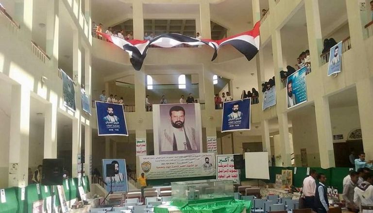 طالبات يعترضن على وجود المليشيات