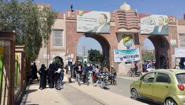 طالبات يعترضن على وجود المليشيات