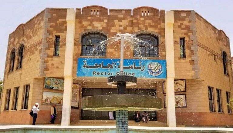 طالبات يعترضن على وجود المليشيات