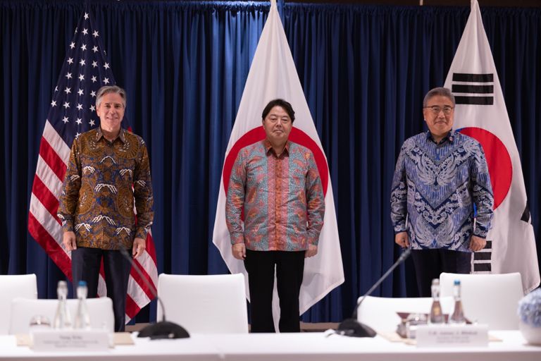 جانب من لقاء وزراء خارجية أمريكا وكوريا الجنوبية واليابان