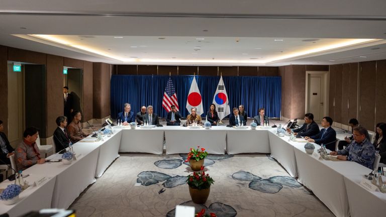 جانب من لقاء وزراء خارجية أمريكا وكوريا الجنوبية واليابان