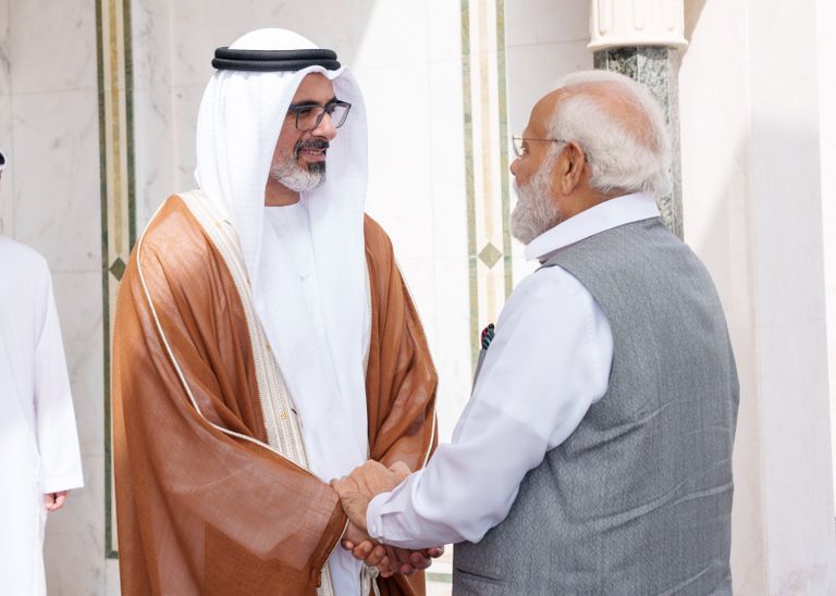 الشيخ خالد بن محمد بن زايد آل نهيان في وداع رئيس وزراء الهند