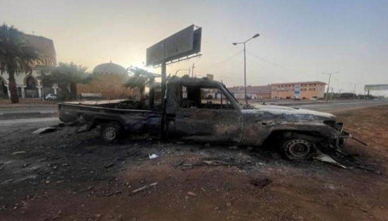 سيارة محترقة شوهدت في العاصمة السودانية الخرطوم - رويترز