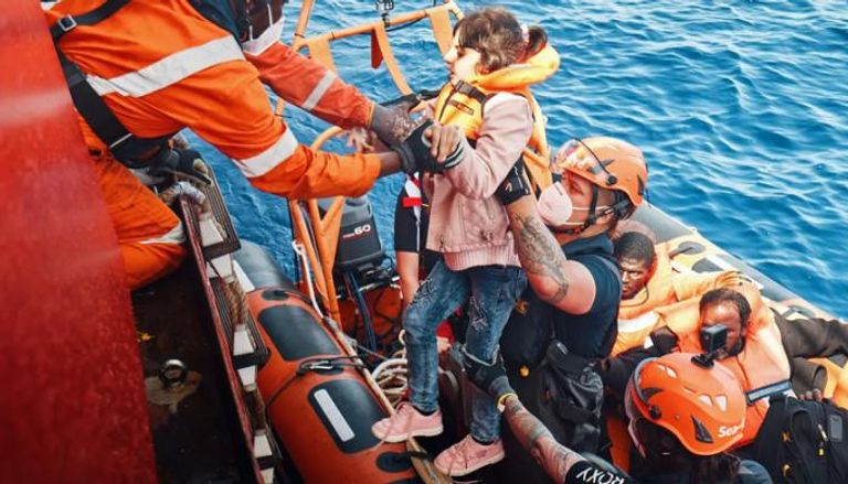 عملية إنقاذ لطفلة كانت على مركب للهجرة غير الشرعية في عرض البحر