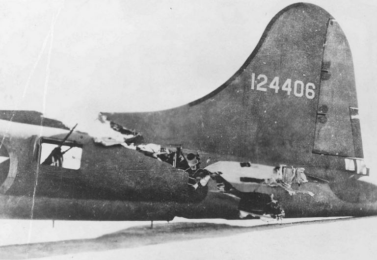 الطائرة الأمريكية التي تضررت خلال الحرب العالمية الثانية