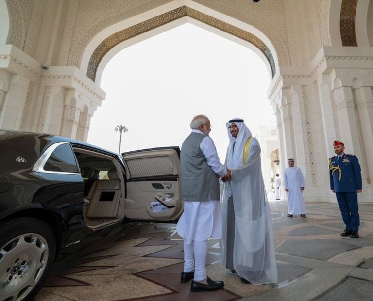 جانب من استقبال الشيخ محمد بن زايد آل نهيان لرئيس الوزراء الهندي