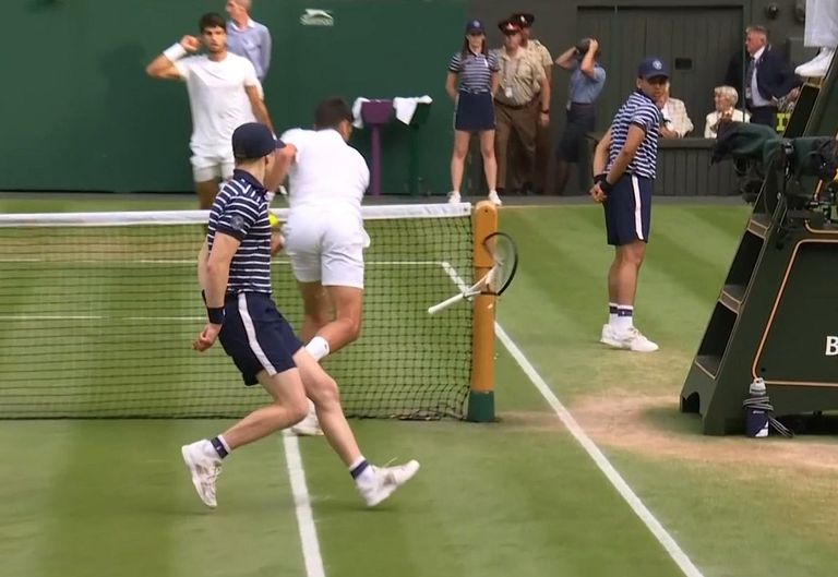 ديوكوفيتش فقد أعصابه أمام ألكاراز في نهائي ويمبلدون مضرب ديوكوفيتش المحطم أمام ألكاراز