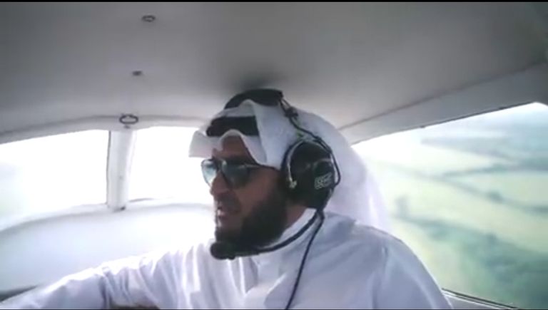 مشاري راشد العفاسي يترجل من سيارة
