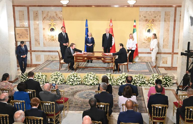 جانب من لقاء الرئيس التونسي والوفد الأوروبي