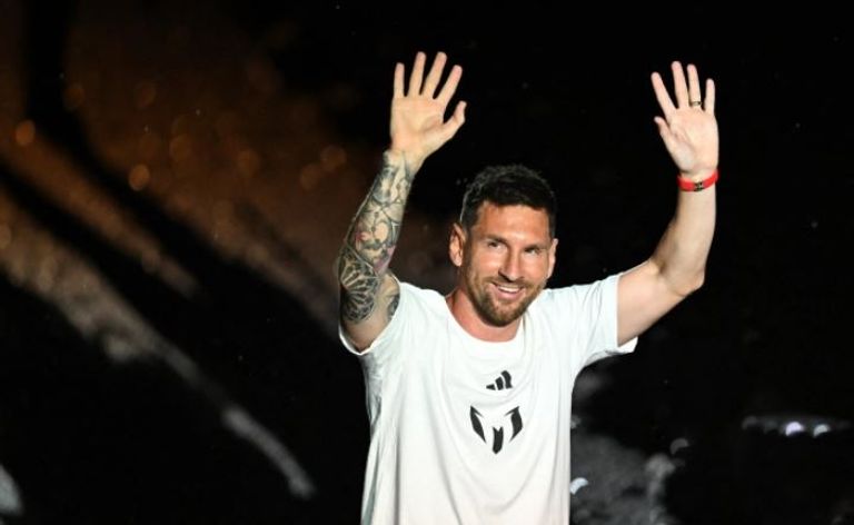 ميسي يحيي الجماهير تقديم ليونيل ميسي لاعباً في إنتر ميامي