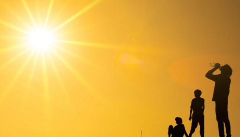 أشخاص تحت أشعة الشمس الحارقة