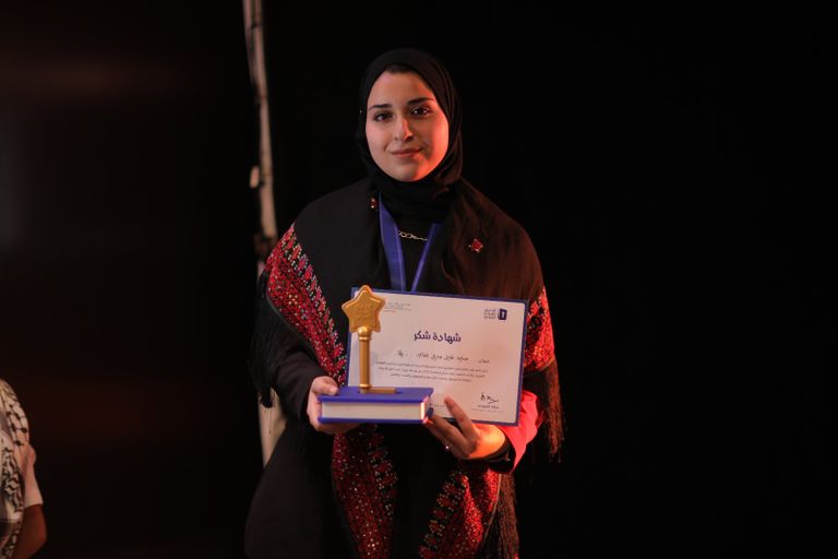 تتويج حنين خليل الغافي بطلة لتحدي القراءة العربي في فلسطين