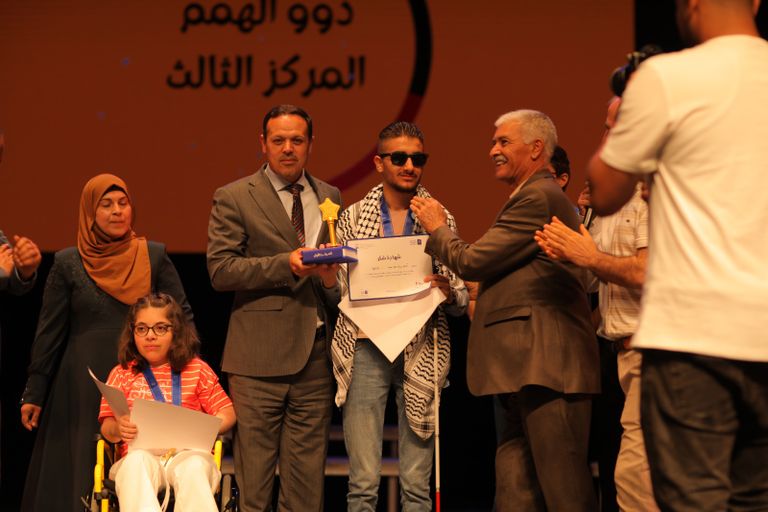 تتويج حنين خليل الغافي بطلة لتحدي القراءة العربي في فلسطين