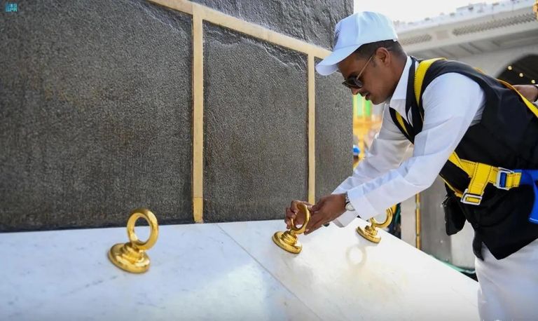 تغيير كسوة الكعبة المشرفة