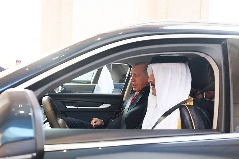 أمير قطر وأردوغان في سيارة توج التركية