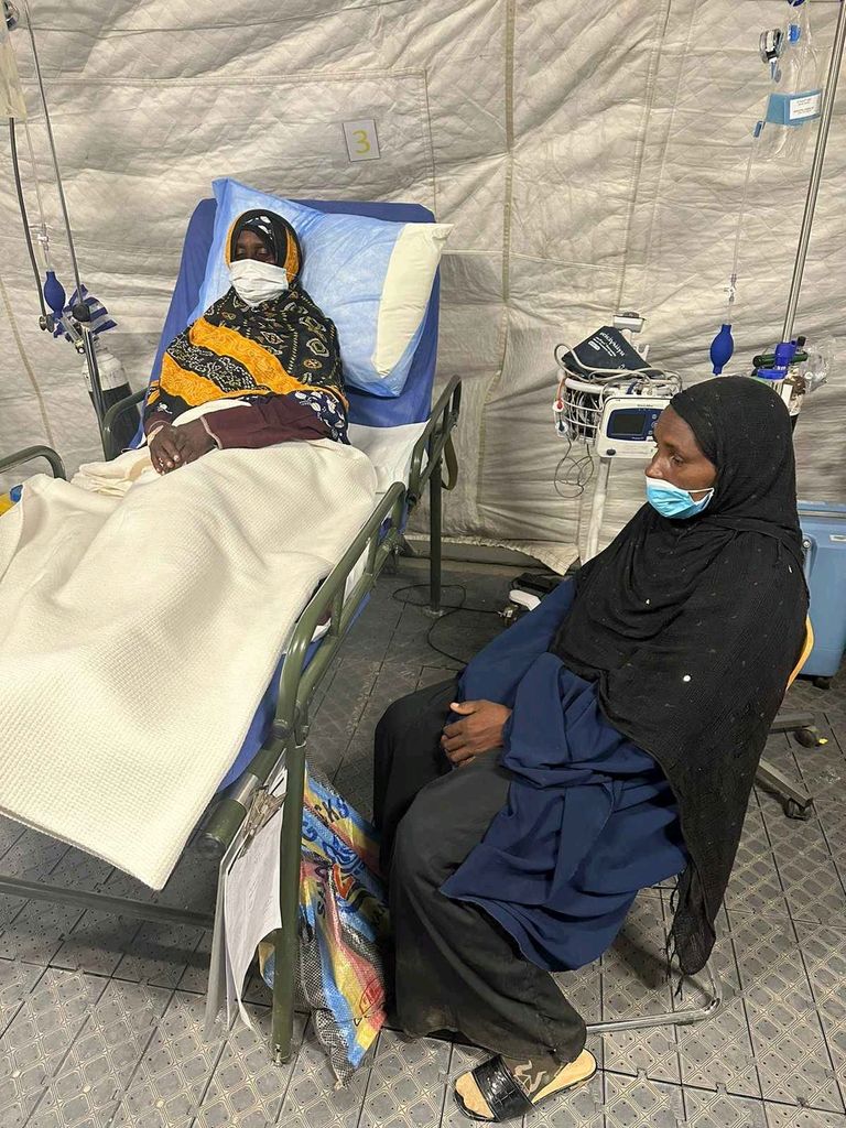 علاج إحدى الحالات في المستشفى الميداني الإماراتي بأمدجراس التشادية