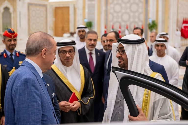 الرئيس أردوغان يهدي الشيخ محمد بن زايد آل نهيان سيارة كهربائية تركية الصنع- وام