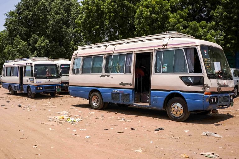 شاحنات ومركبات على جانب طريق الخرطوم وود مدني