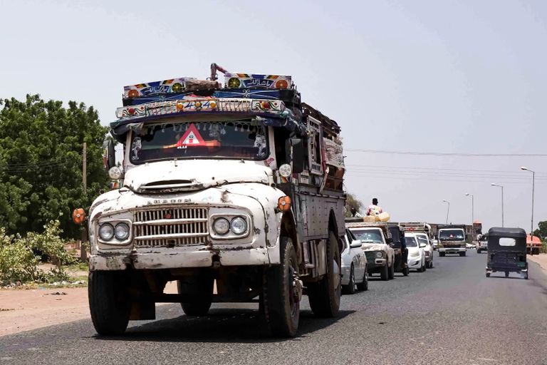 شاحنات ومركبات على جانب طريق الخرطوم وود مدني
