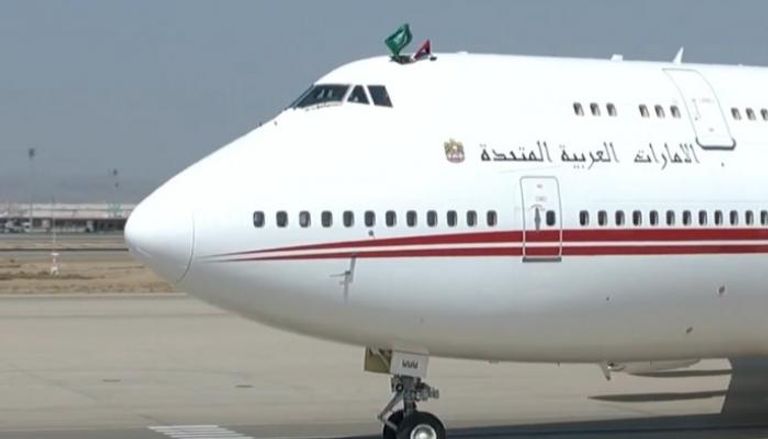 طائرة الشيخ محمد بن راشد تصل جدة وهي  ترفع علما المملكة والإمارات