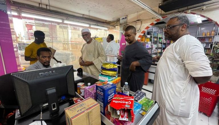 سودانيون يصطفون في محل بقالة لشراء احتياجات "رويترز"