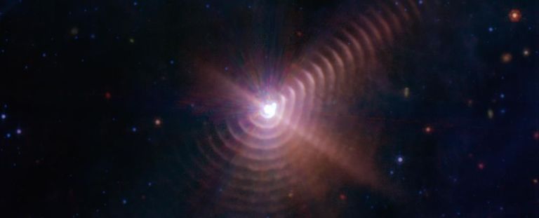 جيمس ويب يحدد البصمة الكيميائية لحبيبات غبار في بدايات الكون