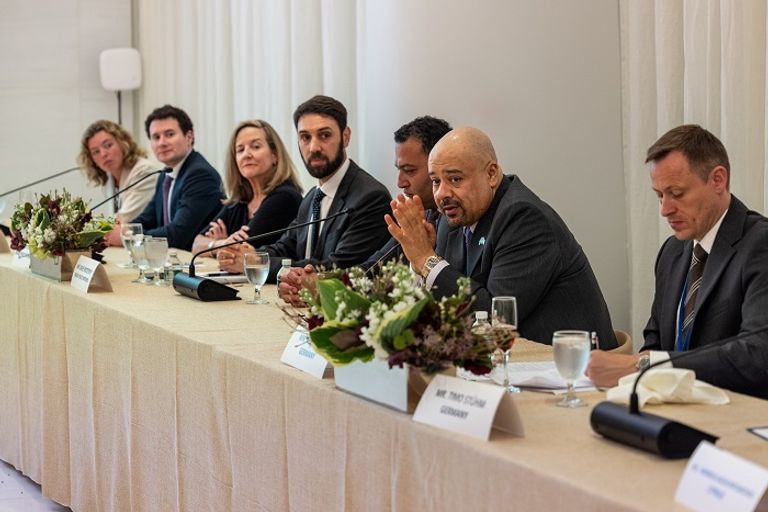 الإمارات تبحث أهمية الطاقة المتجددة في عمليات حفظ السلام